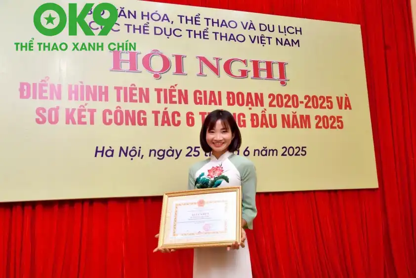 Nguyễn Thị Oanh nhận bằng khen của Cục Thể dục Thể thao Việt Nam Nguyễn Thị Oanh nhận bằng khen của Cục Thể dục Thể thao Việt Nam